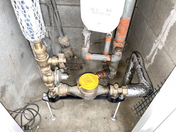 水道管直結式浄水器取り外し工事　工事中　保温工事後