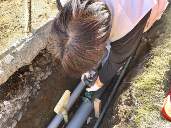 排水（つまり・配管）工事　工事中　排水管切断中