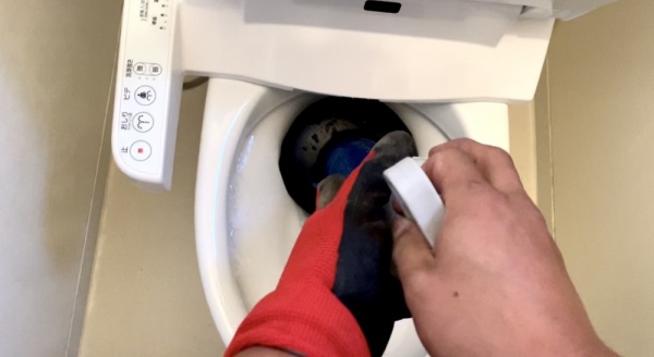 トイレつまり修理工事　工事中　圧力工法（ローポンプ）