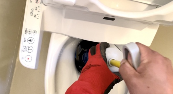 トイレつまり修理工事　工事中　圧力工法（ローポンプ）