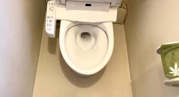 トイレつまり修理工事　工事後　排水テスト中　異常無し。