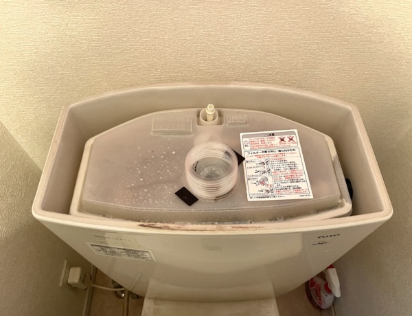 トイレ修理工事　工事中　整流ジャバラ補修ユニット取り付け後樹脂タンク蓋取り付け