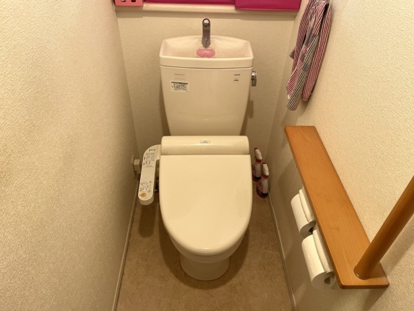 トイレ修理工事　工事後　トイレ全景