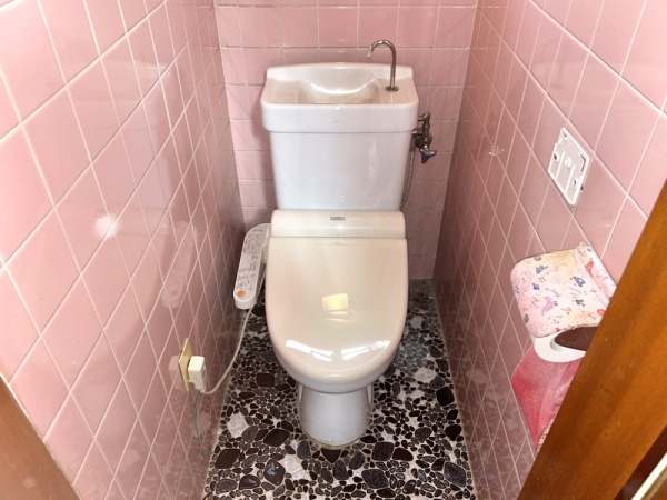 トイレ便器交換工事　工事前　トイレ全景