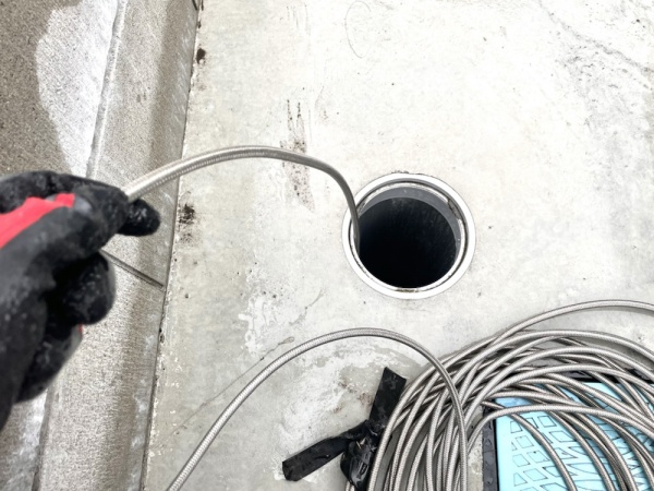 トイレつまり修理（排水管高圧洗浄）工事　工事中　建物外部　排水管高圧洗浄工事中