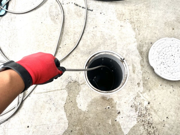 トイレつまり修理（排水管高圧洗浄）工事　工事中　建物外部　排水管高圧洗浄工事中