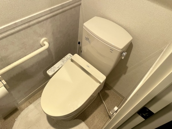 トイレ修理工事　工事前　トイレ全景