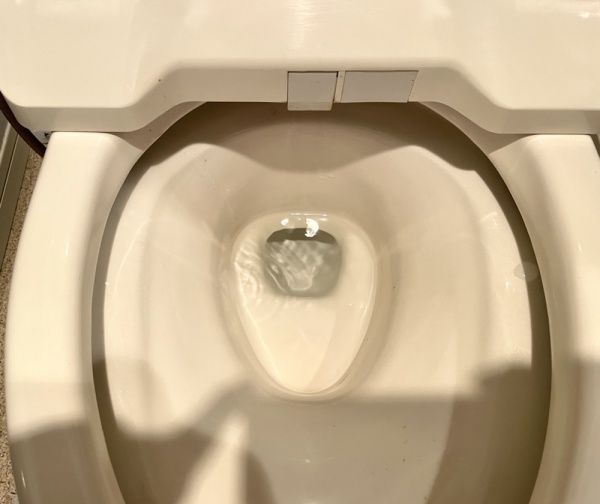 トイレ修理工事　工事前　トイレ便器にチョロチョロ常時水漏れしている