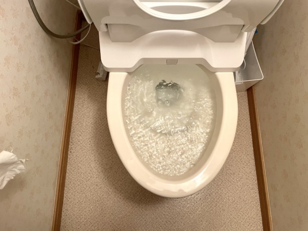 トイレつまり修理（便器脱着）工事　工事前　トイレ逆流