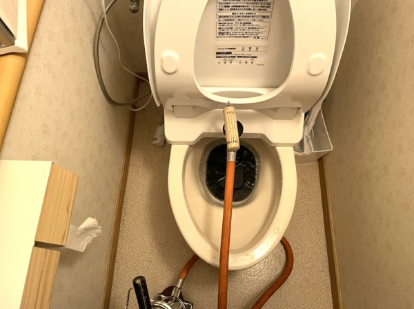 トイレつまり修理（便器脱着）工事　工事中　圧力工法中（ハイスパット））