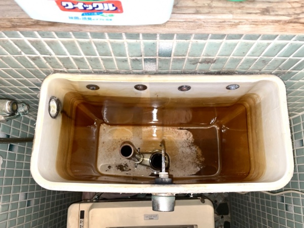 水道修理（トイレ・蛇口）工事　工事中　トイレタンク内部既設部品取り外し後