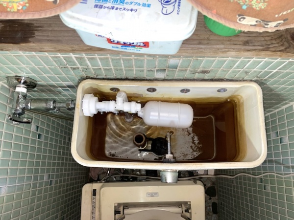 水道修理（トイレ・蛇口）工事　工事中　トイレタンク内部新規部品取り付け後