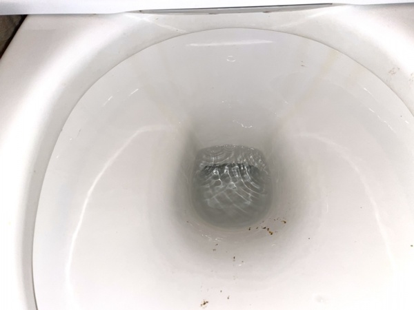 トイレ修理工事　工事前　便器内に常時水漏れ