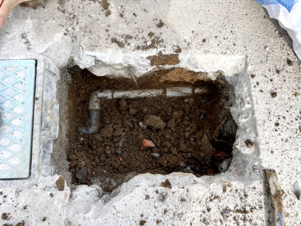 漏水修理（給水管）工事　工事中　斫り・掘削工事中