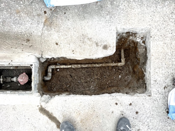 漏水修理（給水管）工事　工事中　斫り・掘削工事後