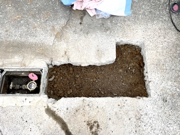 漏水修理（給水管）工事　工事中　掘削部埋め戻し後