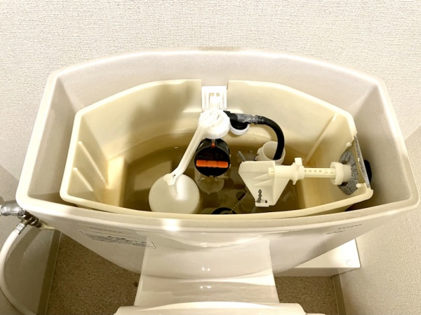 トイレ修理工事　工事中　トイレタンク内部　既設部品