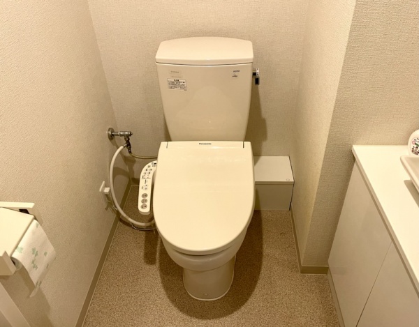 トイレ修理工事　工事後　トイレ全景