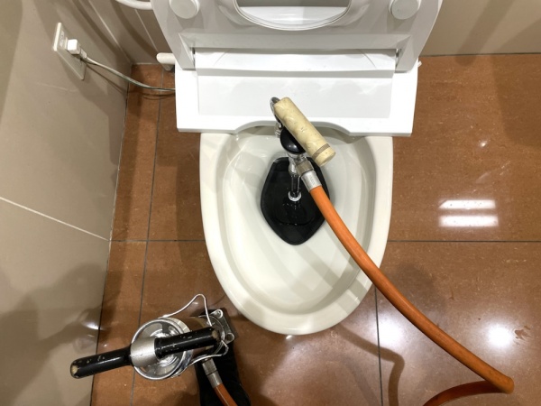 トイレつまり修理（圧力工法）工事　工事中　圧力工法（ハイスパット）実施中