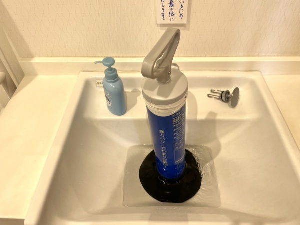 洗面台排水つまり修理工事　工事中　圧力工法（ローポンプ）実施中