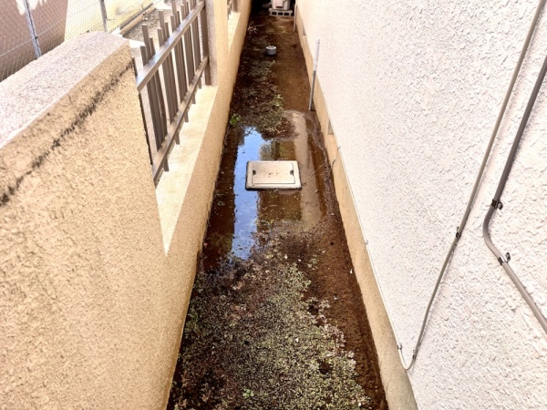 水道修理（給水管漏水）工事　工事前　建物外部　漏水有り