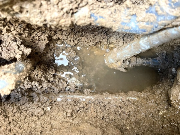 水道修理（給水管漏水）工事　工事中　建物外部　掘削工事後通水テスト中