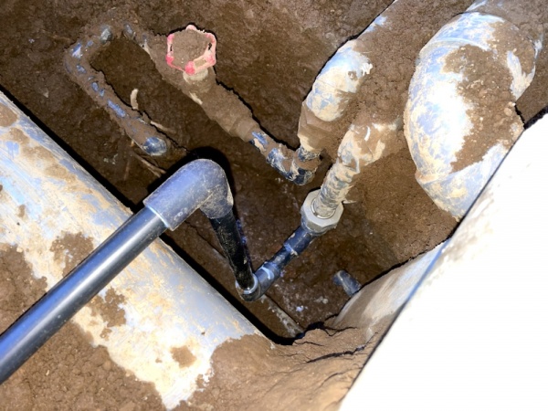 水道修理（給水管漏水）工事　工事後　建物外部　配管工事後（漏水修理）