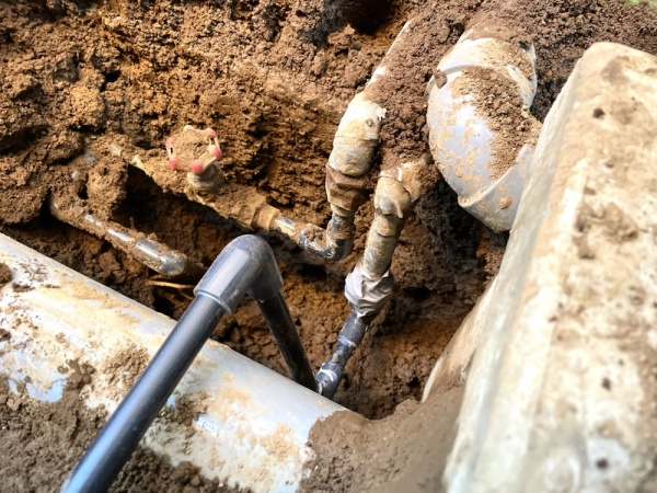 水道修理（給水管漏水）工事　工事後　建物外部　配管工事後（漏水修理）