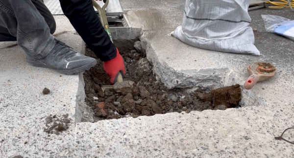 漏水修理（給水管）工事　工事中　掘削工事中