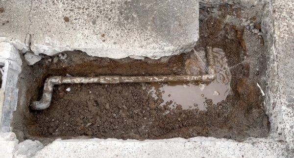 漏水修理（給水管）工事　工事中　漏水原因箇所