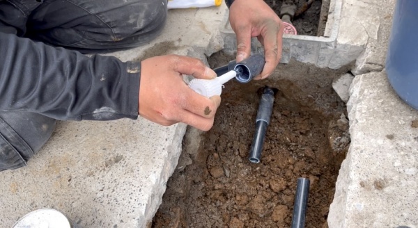 漏水修理（給水管）工事　工事中　配管工事中