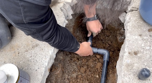 漏水修理（給水管）工事　工事中　配管工事中