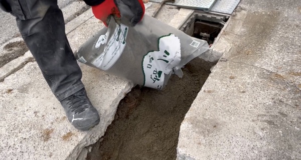 漏水修理（給水管）工事　工事中　掘削部埋め戻し中