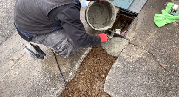 漏水修理（給水管）工事　工事中　掘削部モルタル復旧工事中