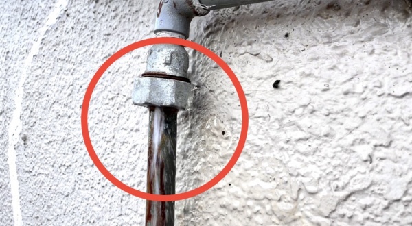 漏水修理（給水管）工事　工事前　赤丸箇所漏水原因箇所