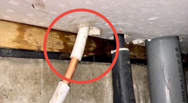 水道修理（給湯管漏水・応急処置）工事　床下漏水調査中　漏水原因箇所