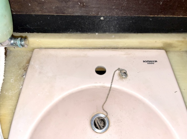洗面台蛇口交換（自動水栓）工事　工事中　洗面器既設蛇口取り外し後
