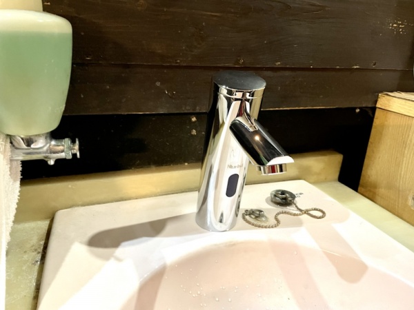 洗面台蛇口交換（自動水栓）工事　工事後　洗面器新規蛇口（自動水栓）取り付け後
