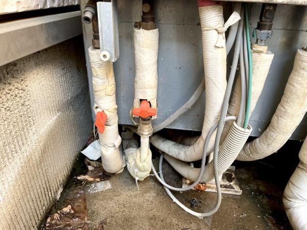 水道修理（給湯管漏水）工事　工事前　配管より水漏れ