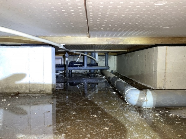 水道修理（給湯管漏水・応急処置）工事　床下漏水調査中