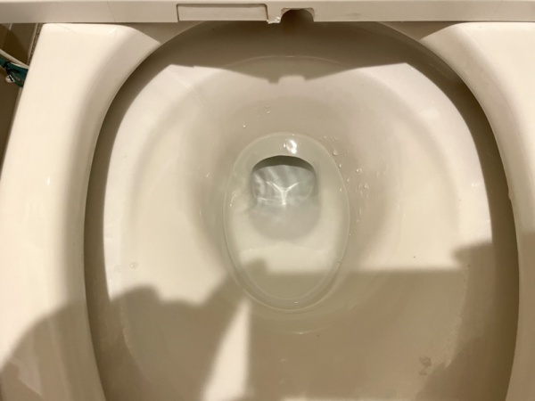 トイレ水漏れ修理工事　工事前　便器に常時水漏れする