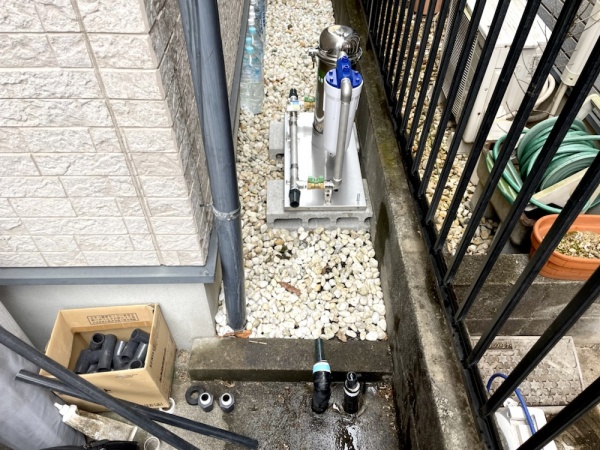 水道管直結式浄水器取り付け（交換）工事　工事中　新規給水管直結式浄水器取り付け工事中