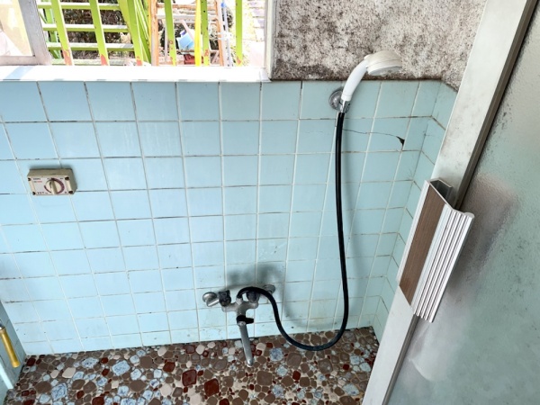 水道修理（給水管漏水）工事　工事前　浴室全景
