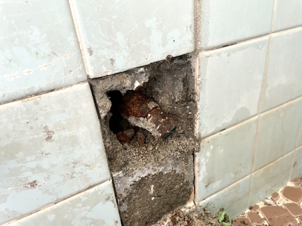 水道修理（給水管漏水）工事　工事中　斫り工事中　給水管