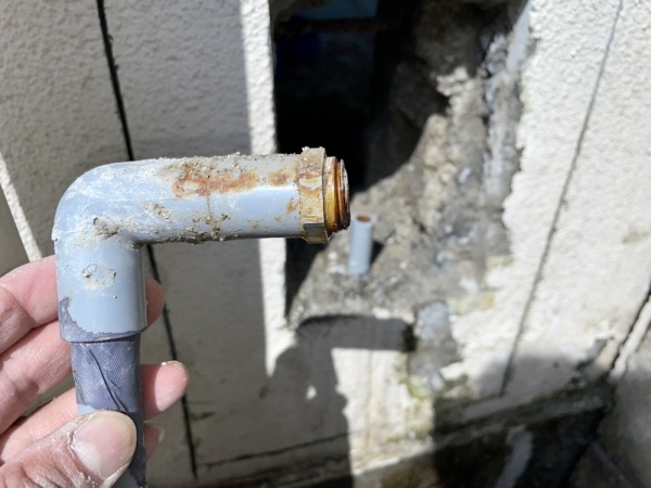 水道修理（給水管漏水）工事　工事中　斫り工事後配管工事中　漏水原因箇所の片われ