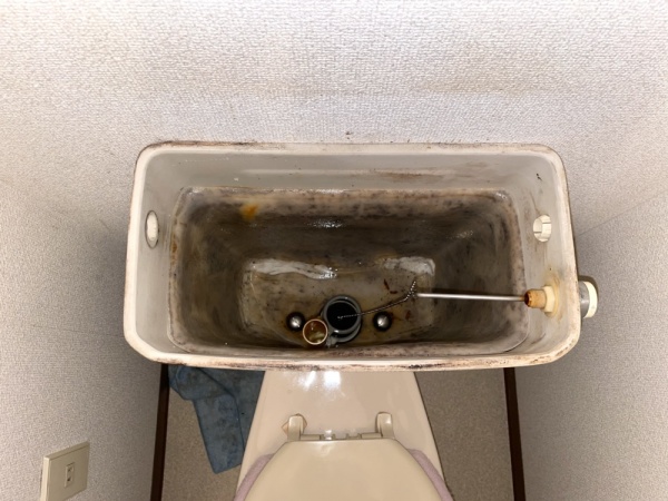 トイレ水漏れ修理工事　工事中　トイレタンク内部既設部品取り外し後