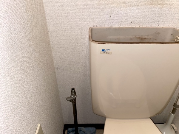 トイレ水漏れ修理工事　工事中　トイレタンク外部既設部品取り外し後