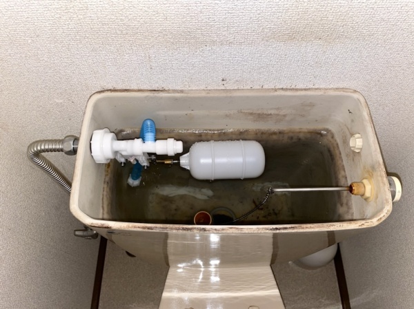 トイレ水漏れ修理工事　工事後　トイレタンク内部新規部品取り付け後