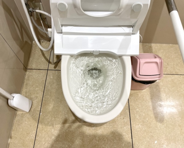 トイレつまり修理（排水管高圧洗浄）工事　工事前　多目的トイレ