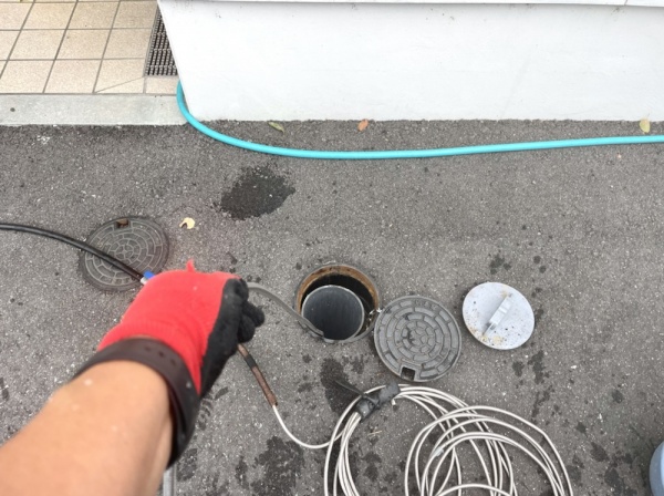 トイレつまり修理（排水管高圧洗浄）工事　工事中　建物外部排水管高圧洗浄工事中